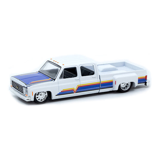 M2 Machines 1:64 1975 Chevrolet Cheyenne Super 30 Dually White C10s In The Park