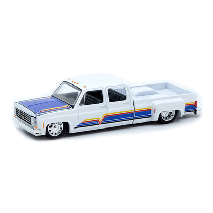 M2 Machines 1:64 1975 Chevrolet Cheyenne Super 30 Dually White C10s In The Park