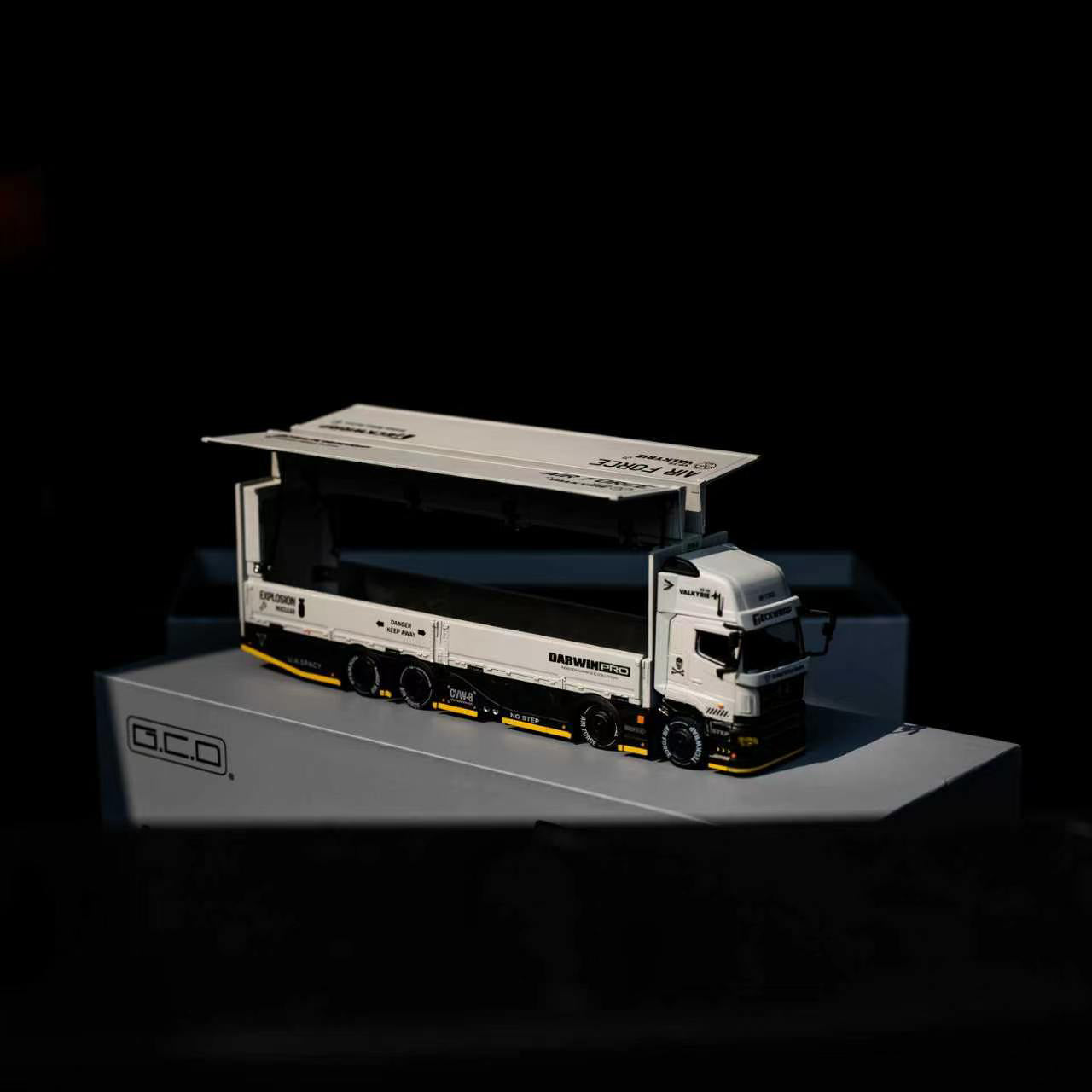 [PRE ORDER] GCD 1:64 DarwinPRO & TECKWRAP Hino Profia 2018